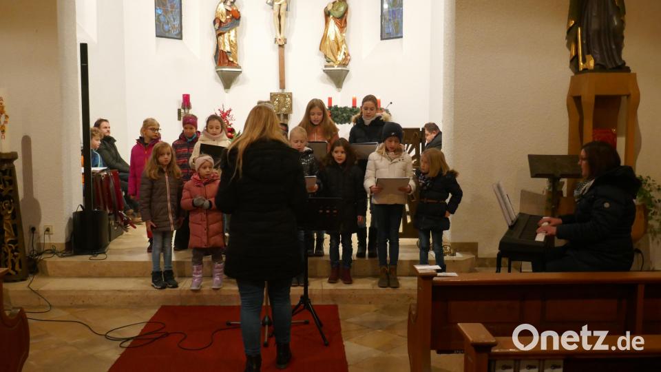 Mit mehreren Liedern brachte sich der Kinderchor Leonberg ins Programm des Adventssingens ein. Die Leitung lag bei Michaela Teubner, die Begleitung am Keyboard übernahm Michaela Burger (rechts). Bild: Gabi Werner/exb