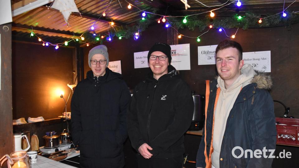 Eschawecker Christkindlmarkt - Die Römer XII boten Glühwein mit besonderem Schuss an. Bild: wrm
