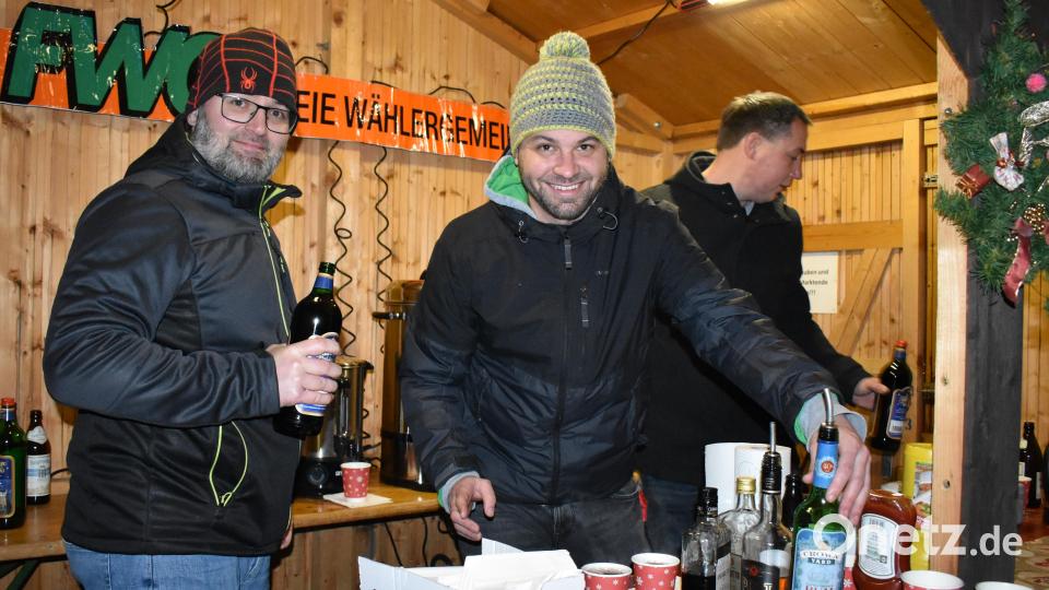 Zum Aufwärmen gab es heißen Glühwein. Bild: rgr