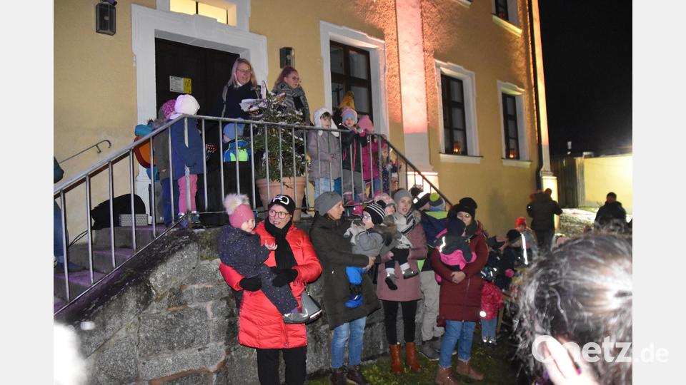 Eschawecker Christkindlmarkt - viele Besucher kamen, um den Auftritt der Kinderoase St. Emmeram zu sehen Bild: wrm