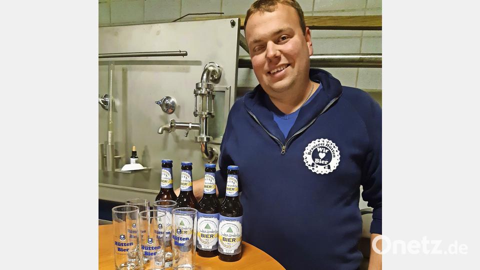 5,2 Prozent Alkohol, 12,2 Prozent Stammwürze: Patrick Nickl präsentiert das Winterwandertagsbier der Brauerei Hütten, eingebraut nach Pilsener Art. Bild: Peter Rauscher/fph