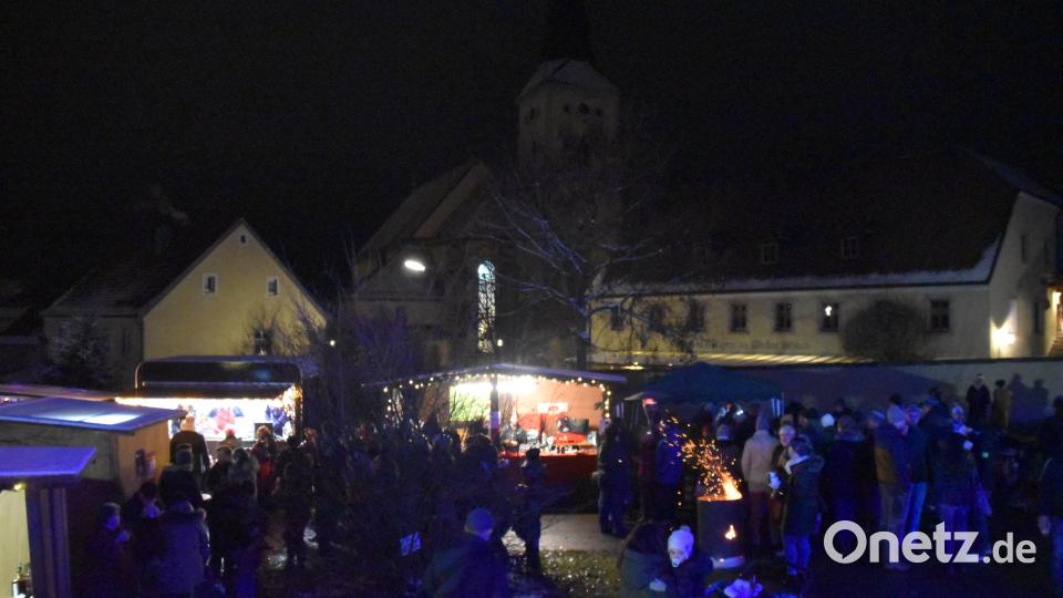 Eschawecker Christkindlmarkt - der Pfarrhof wurde in weihnachtliches Licht getaucht. Bild: wrm