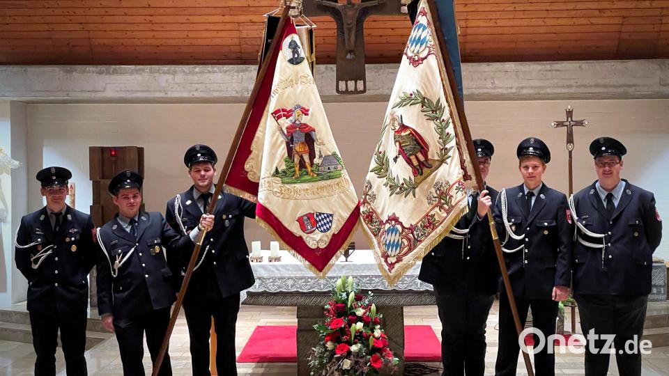 Die Hohenkemnather Fahnenabordnung zusammen mit dem Patenverein der Feuerwehr Gailoh in der Hohenkemnather Kirche. Bild: Fabian Schildbach