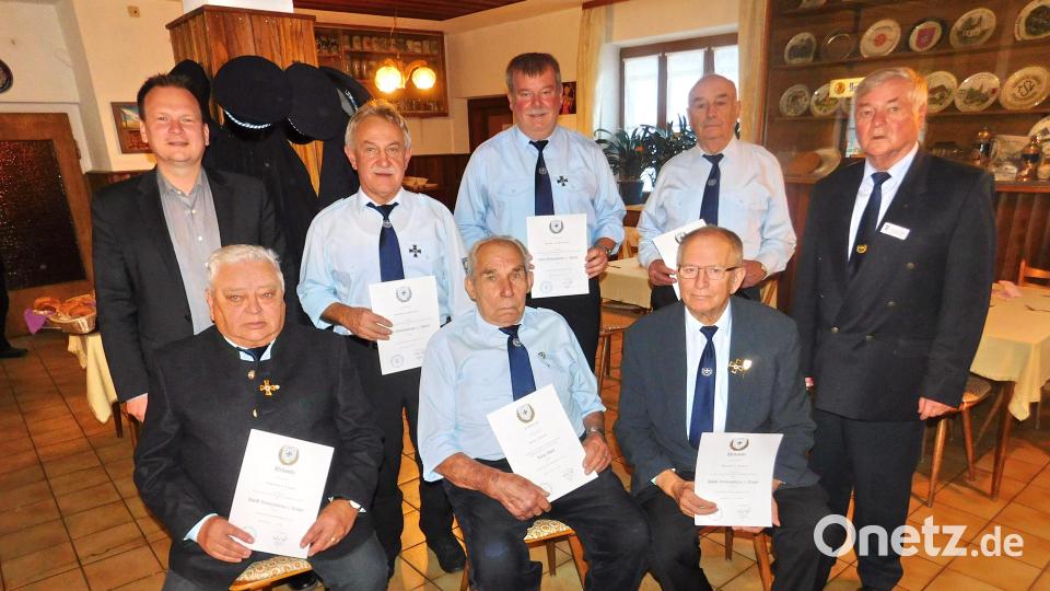 BSB-Kreisvorsitzender Klaus-Dieter Nitzsche (rechts) und Bürgermeister Christian Porsch zeichneten Manfred Kauper, Rainer Schneider, Hans Bscherer (hinten von links), Günter Vogel, Hans Zobel und Manfred Bauer (vorne von links) für ihr jahrzehntelange Treue und hervorragende Verdienste um die Kameradschaft in verantwortlichen Funktionen aus. Bild: whü