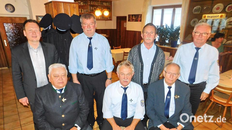 Den Vorstand bilden Heinz Bauer, Manfred Bauer, Albert Kauper, Manfred Kauper, Rainer Schneider und Günther Vogel (von rechts). Ihnen gratulierte Bürgermeister Christian Porsch (links). Bild: whü