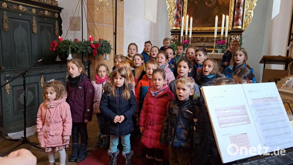Unter Leitung von Susanne Hausmann und Susanne Stark bezauberte der Kinderchor am zweiten Adventssonntag die Besucher des Gottesdienstes in der evangelischen Kirche. Bild: sei