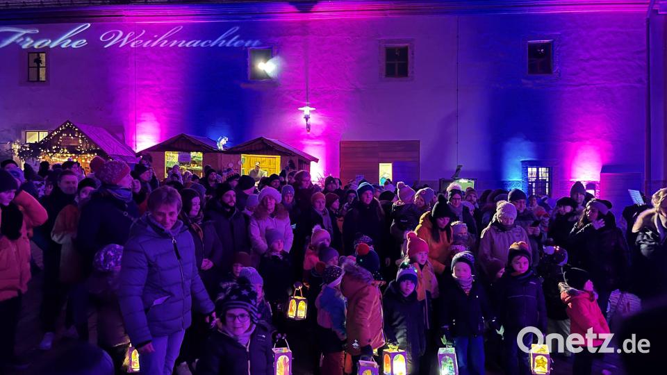 Mit einem Laternenzug zur Burg eröffneten die Kindergartenkinder den Weihnachtsmarkt. Bild: Stefanie Gradl