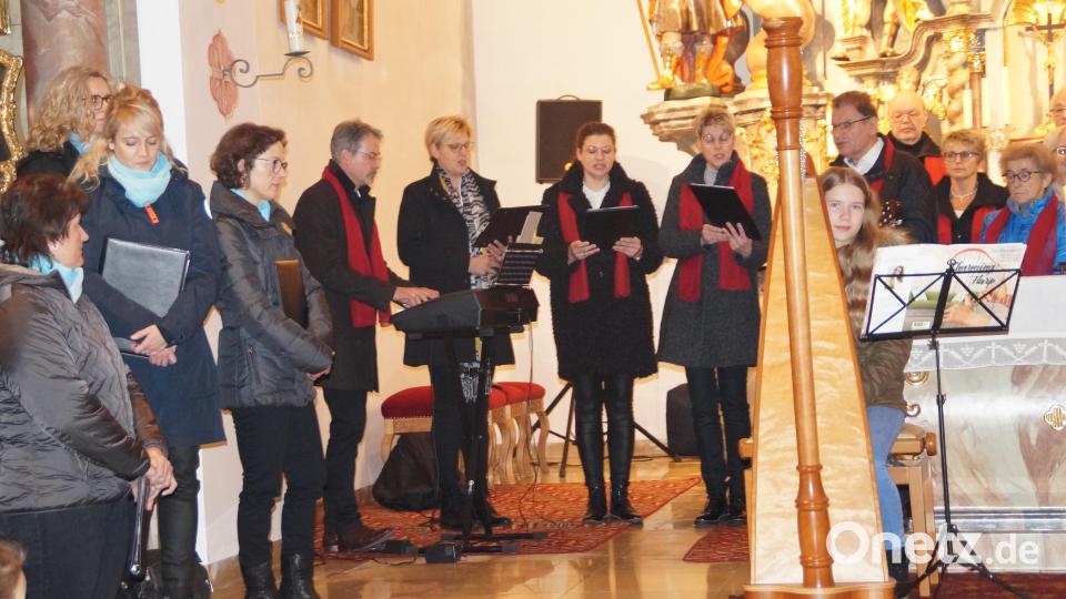 Der Teunzer Kirchenchor eröffnete das Adventssingen mit dem Lied &quot;Eine Hoffnung bricht auf&quot;. Bianka Saller spielte auch stimmungsvolle Lieder auf ihrer Harfe. Bild: wel