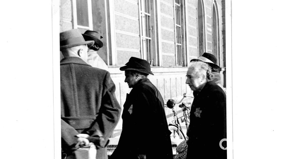 Dieses Bild zeigt die Witwen Adelheid Kohner (geb. 1885) und Paulina Steinhart (rechts, geb. 1884) auf dem Weidener Bahnhof bei ihrer Deportation. Sie gehörten zu den letzten Weidener Juden. Wer 1942 noch in der Stadt lebte, wurde deportiert und ermordet. Bild: Stadtarchiv Weiden