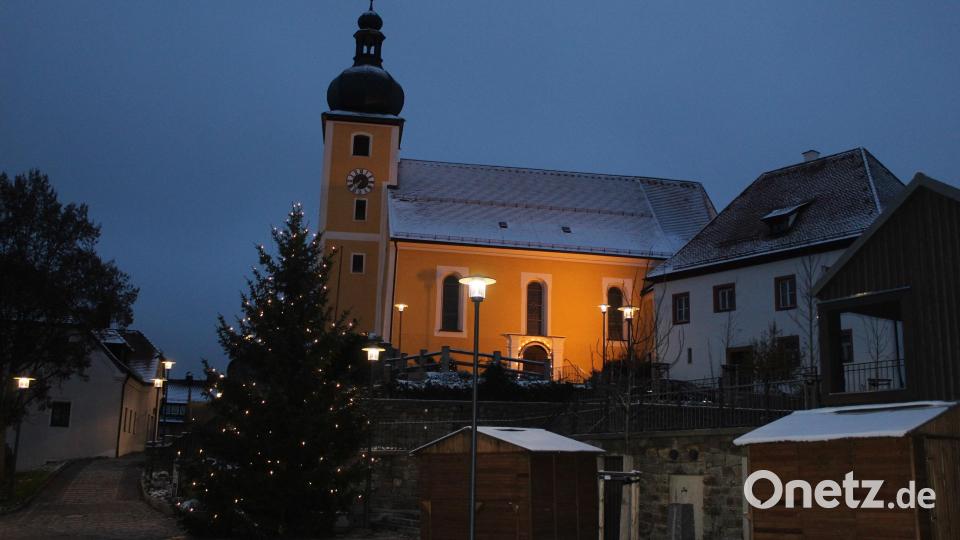 Rund um den neugestalteten Marktplatz findet der "Winterzauber" in Ebnath statt. Bild: soj