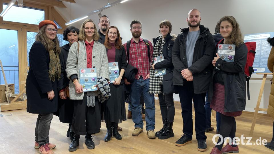 Kunststudenten von beiden Seiten der Grenze haben eine Publikation in Form von Comic-Geschichten erstellt, die die wichtigsten Meilensteine in der Geschichte von Paulusbrunn illustrieren. Auch sie waren zur Ausstellungseröffnung gekommen, im Bild mit Projektleiterin Petra Musilova-Seidlova (Fünfte von links). Bild: Michal Kratochvil /exb