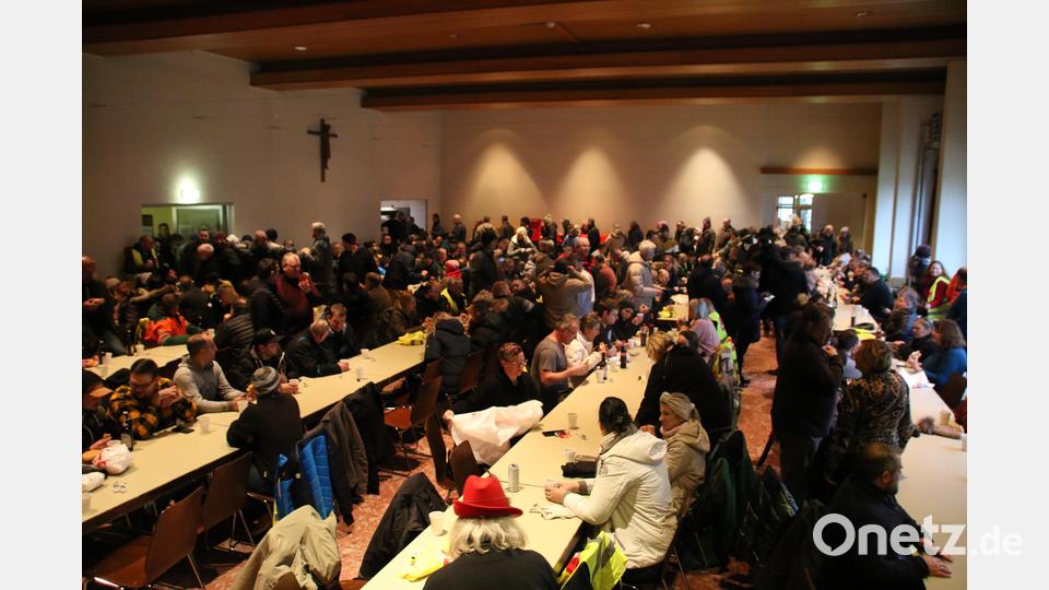 Das Jugendheim stieß angesichts der Masse an Teilnehmern an seine Grenzen. Bild: sne