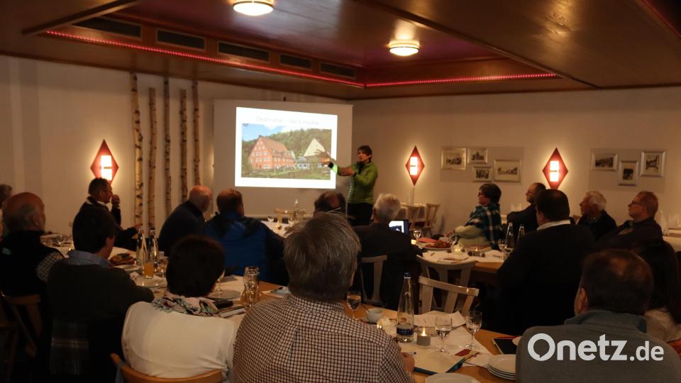 Weigendorfs Heimatpflegerin Gabriele Bräutigam stellte ihr persönliches "Solarstrom-Projekt" in der Oedmühle vor. Bild: mrr