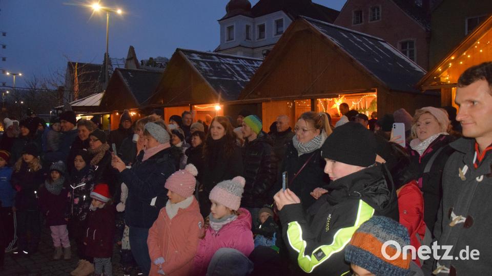 Dicht gedrängt zwischen Rathaus und Budenstraße standen die Besucher des Hohenburger Weihnachtsmarktes bei Bratwurstsemmeln, Glühwein und Tee zusammen. Bild: bö