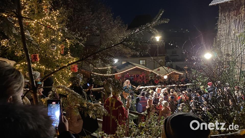 Die Schulkinder werden nach ihrem Gesang vom Nikolaus beschenkt Bild: wec