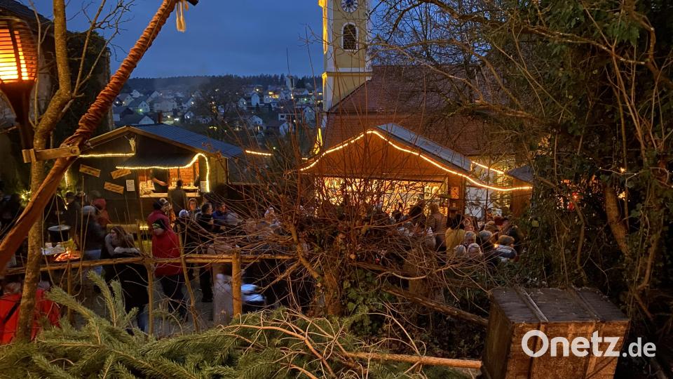 Der Ebermannsdorfer Weihnachtsmarkt unter der Burg (und über der Johanneskirche) hat ein ganz besonderes Flair. Bild: wec