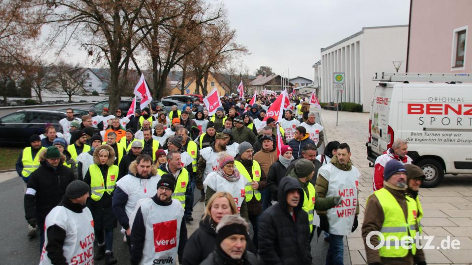 Über 550 Demo-Teilnehmer ziehen von Lagerwache 3 entlang der Neuen Amberger und Schulstraße zum Jugendheim. Für sie ist das Angebot der Arbeitgeberseite indiskutabel. Bild: sne