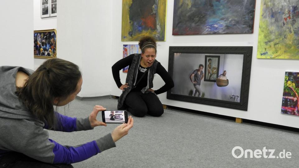 Die Stimmung bei der Eröffnung der ersten gemeinsamen Mitgliederausstellung der drei kunstschaffenden Vereine ist locker und ausgelassen. Bild: Winkler
