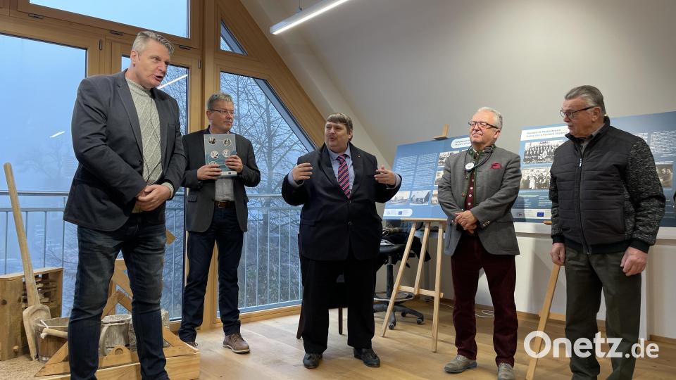 Mit dem Bundesvorsitzenden der Sudetendeutschen Landsmannschaft Bernd Posselt (Mitte) war prominenter Besuch zur Ausstellungseröffnung „Leben in Paulusbrunn“ gekommen. Den Geschichtspark sah Posselt als eine ganz wichtige Investition in die europäische Zukunft. Bild: Michal Kratochvil /exb
