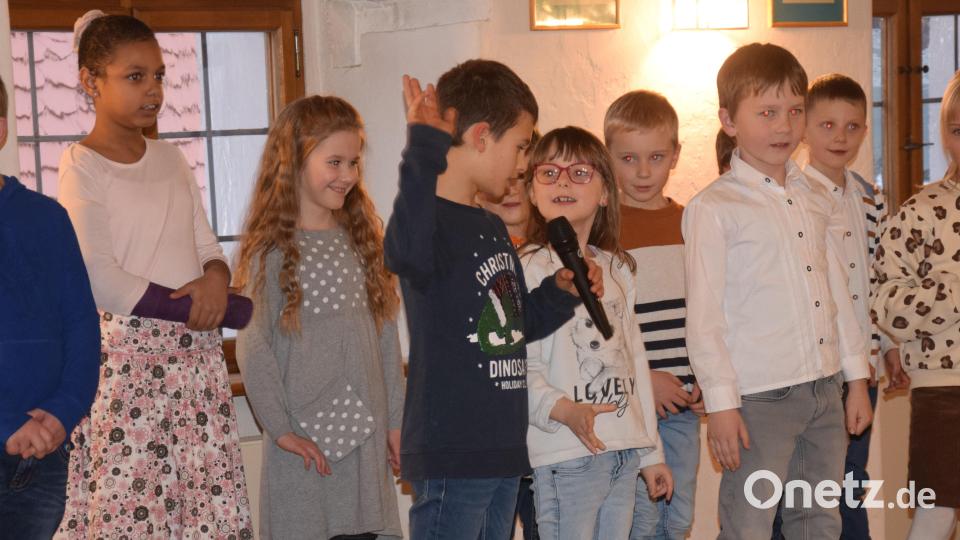 Im Bürgersaal des Rathauses unterhielten die Kinder der Lauterachtal-Grundschule die Besucher mit Liedern zum Advent. Bild: bö
