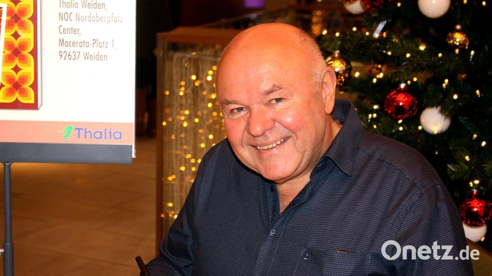 Bei der Autogrammstunde im Thalia gibt Toni Lauerer Einblicke in seine Jugendzeit, ohne skandalösen Erfahrungen, aber mit vielen Peinlichkeiten. Bild: R. Kreuzer