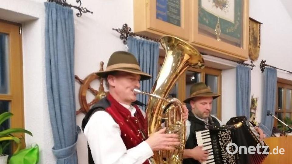 Für musikalische Unterhaltung sorgen auch die &quot;Zwoa Schneidig´n&quot; Christian Müller, Manfred Wild. Bild: Anita Wiendl/exb
