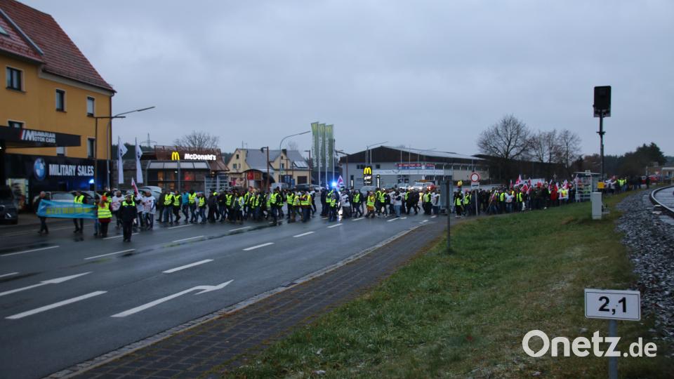 Über 550 Demo-Teilnehmer zogen von Lagerwache 3 entlang der Neuen Amberger und Schulstraße zum Jugendheim. Bild: sne