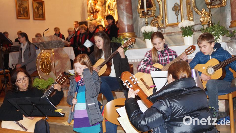 Trotz großer Aufregung meisterten die Schüler des Musikateliers Heigl ihren Auftritt mit Bravour. Im Hintergrund der Kirchenchor. Bild: wel