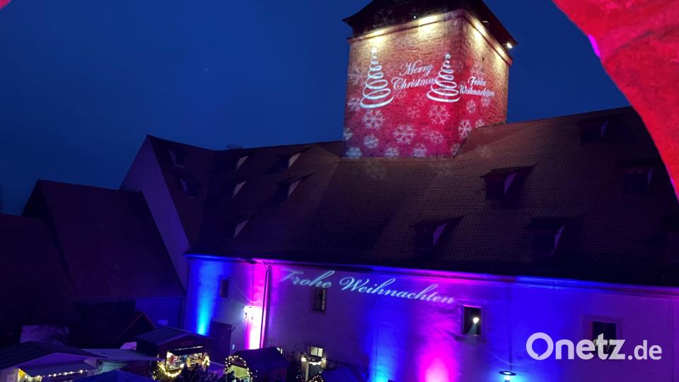 Einen tollen Ausblick auf die beleuchtete Budenstadt hatte der Besucher aus dem Obergeschoss des Zehentkastens. Bild: Stefanie Gradl