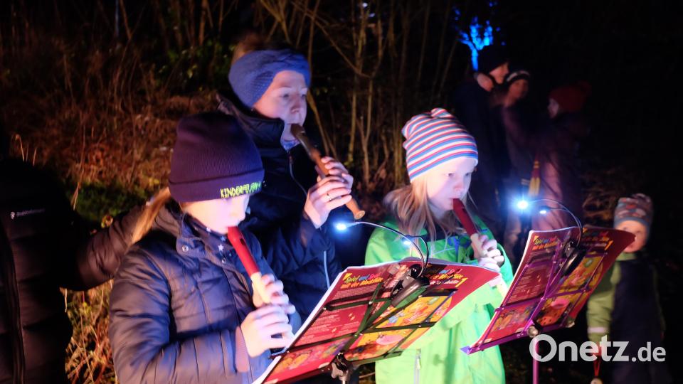 Die Flötenkinder bereichern den Abend mit einer musikalischen Einlage. Bild: wlr