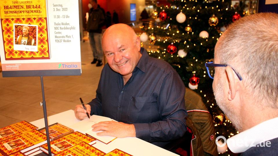 Bei der Autogrammstunde im Thalia gibt Toni Lauerer Einblicke in seine Jugendzeit, ohne skandalösen Erfahrungen, aber mit vielen Peinlichkeiten. Bild: R. Kreuzer