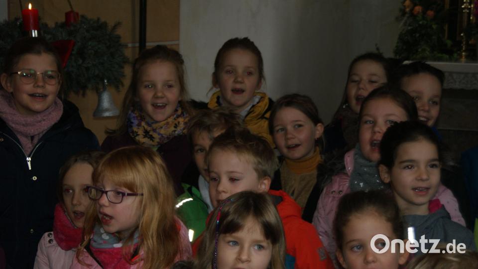 Der Kinderchor bezaubert am zweiten Adventssonntag die Gottesdienstbesucher in der evangelischen Kirche mit einer Adventsreise um die Welt. Bild: sei
