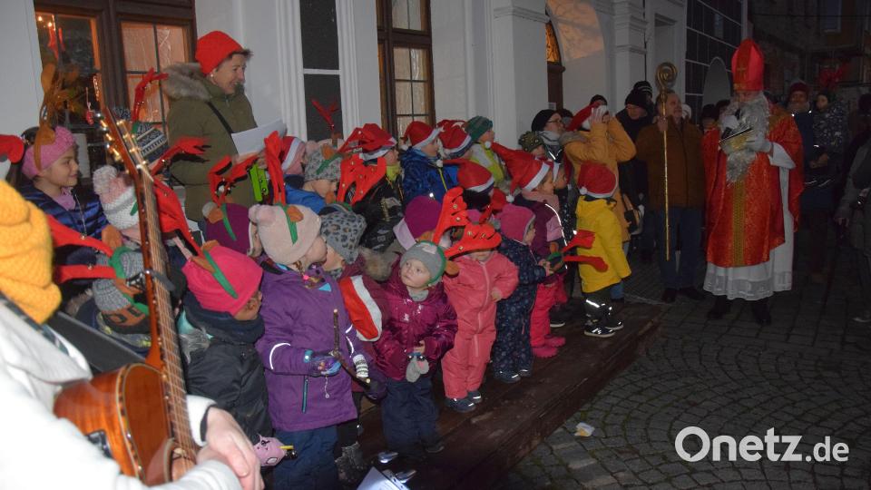 Mit weihnachtlichen Liedern verkürzten die Kindergartenkinder aus Hohenburg und Mendorferbuch das Warten auf den Nikolaus vor dem Rathaus. Bild: bö