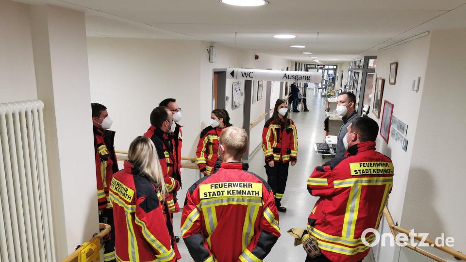 Carsten Englhardt (hinten rechts) erläuterte den Einsatzkräften die Brandabschnitte. Bild: mde