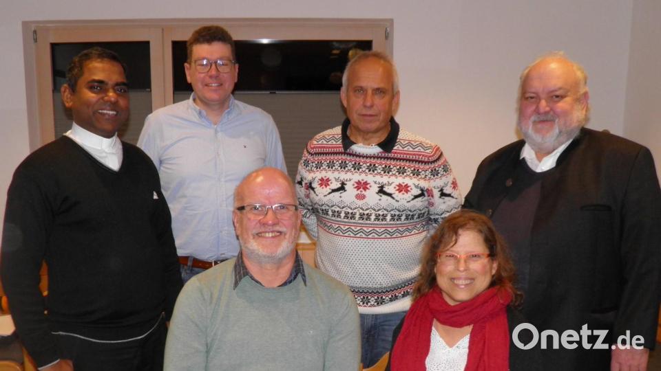 Die Ehrengäste mit den Neumitglieder (stehend, von links) Präses Julius Johnrose, Stefan König, Walter Pirner und Bezirkspräses Franz Fuchs sowie (sitzend, von links) Johannes Bamberger und Sylvia Stock. Bild: exa