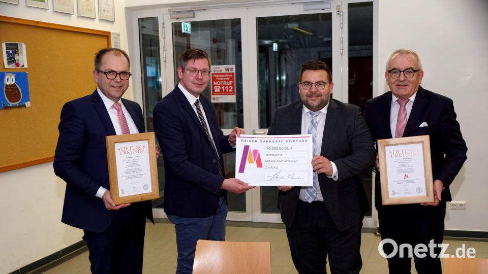 Der Vorsitzende der Rainer-Markgraf-Stiftung, Florian Prosch, übergab einen 10.000-Euro-Scheck an Bürgermeister Thomas Kaufmann (Zweiter und Dritter von links) für die Stiftung „Unser Immenreuth“. Mit im Bild sind von der Sparkasse Vorstandsmitglied Hans-Jörg Schön (links) und Vorstandsvorsitzender Ludwig Zitzmann mit den Stiftungsurkunden. Bild: bkr