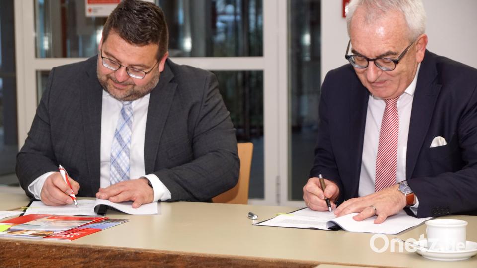 Bürgermeister Thomas Kaufmann und Ludwig Zitzmann (von links) unterzeichnen die Stiftungsurkunde. Bild: bkr