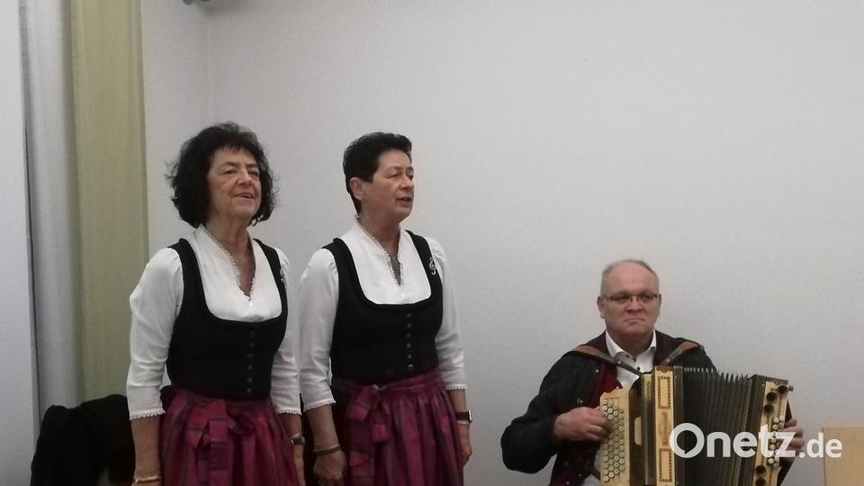 Die Zupfermoidln aus Neustadt, Waltraud Neubauer-Zupfer und Renate Zupfer-Vilas, und Gerhard Reber mit seiner Zieharmonika begleiteten den Vortrag zu den Weihnachtbräuchen von Rainer Christoph. Bild: Karin Barth/exb