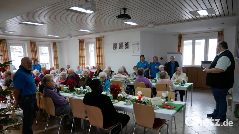 BRK-Bereitschaftsleiter Helmut Zeitler konnte zur Seniorenweihnachtsfeier im BRK-Heim an der Stegwiesenstraße zusammen mit seinem Betreuungsteam zahlreiche Seniorinnen und Senioren begrüßen. Bild: hmr