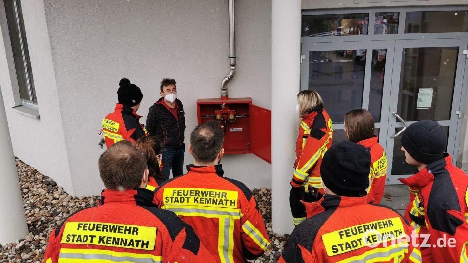 Zur Einsatzvorbereitung waren 33 Einsatzkräfte der Feuerwehr Kemnath zu zwei Übungen zum Kemnather Haus der Klinken Nordoberpfalz angerückt. Die Feuerwehrleute machten sich mit dem Gebäude, den baulichen Gegebenheiten, möglichen Gefahren und einsatztaktischen Maßnahmen vertraut. Hier wurde die Löschwasserversorgung für das Bettenhaus besprochen. Bild: mde