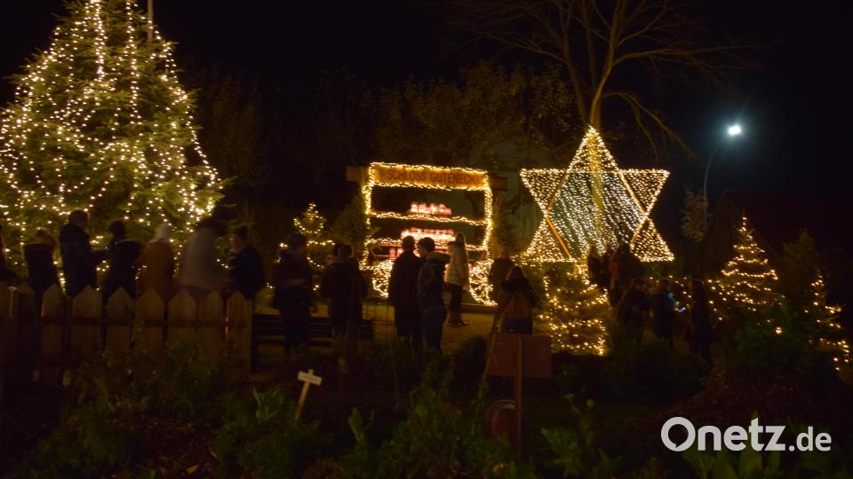 Mit einbrechender Dunkelheit verzauberte ein Meer von Lichter den Weihnachtsmarkt auf Schloss Guteneck.. Bild: bnr
