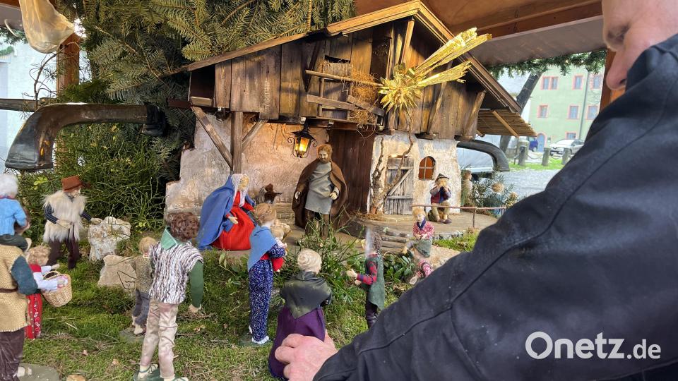 Da am Donnerstag, 24. November, der Christkindlmarkt in Weiden öffnen soll, stehen die letzten Aufbauarbeiten an: Darunter auch die Krippe im Brunnen am Oberen Markt. Bild: wes
