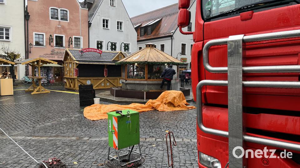 Die Vorbereitungen auf den Flächen rund um das Alte Rathaus in Weiden laufen auf Hochtouren: Am Donnerstag eröffnet hier der Christkindlmarkt. Bild: wes