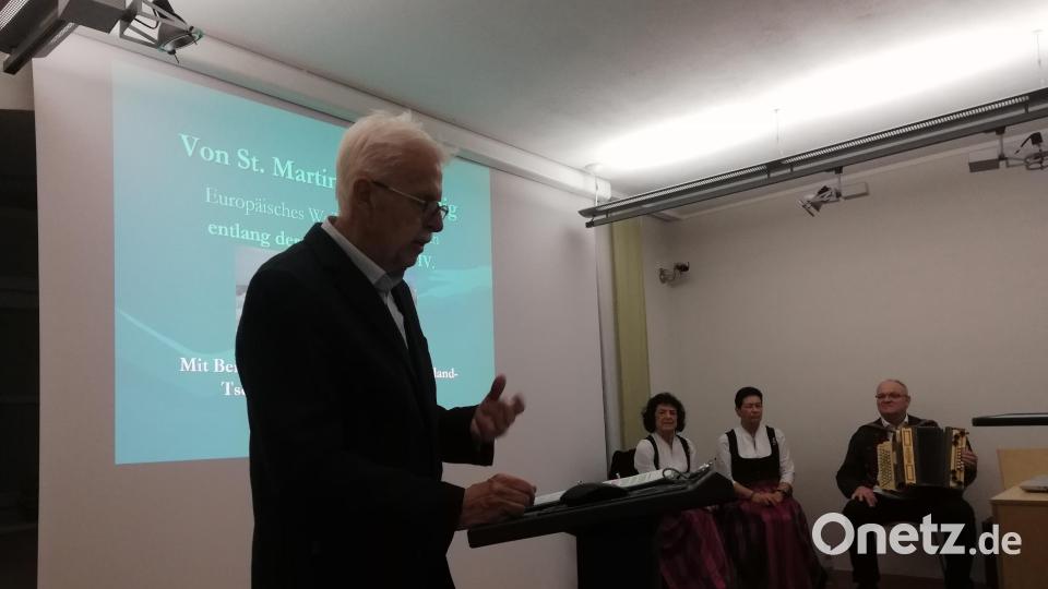 Rainer Christoph, Heimatforscher und früherer Direktor der Hauptschule Bärnau, referierte im Museumsquartier Tirschenreuth über Weihnachtsbräuche. Musikalisch umrahmten den Vortrag die „Zupfermoidln“ aus Neustadt und Gerhard Reber mit seiner Ziehharmonika. Bild: Karin Barth/exb