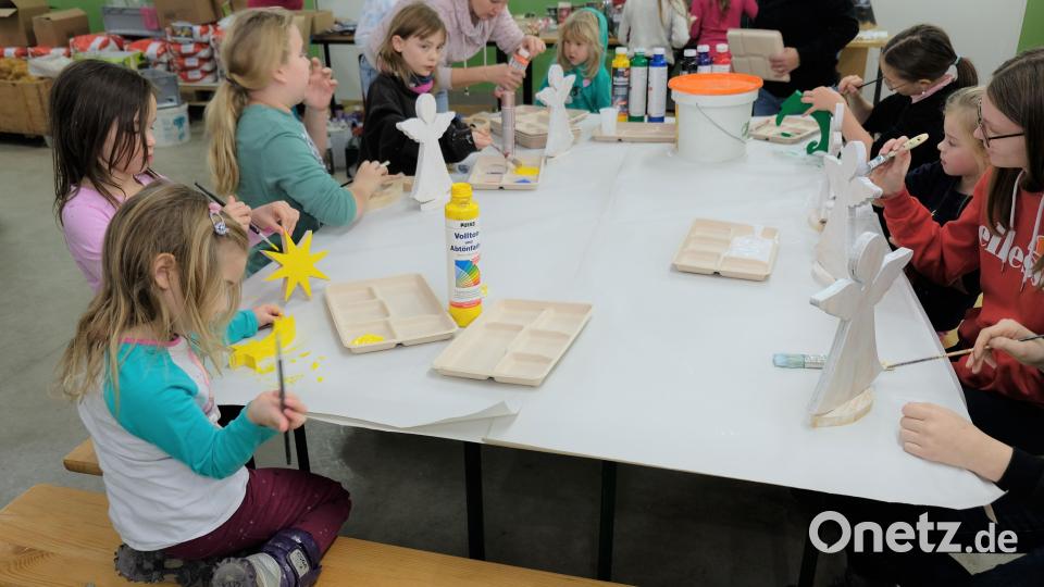 Eine bemerkenswerte Betriebsamkeit herrschte beim Adventsbasteln für Kinder, organisiert vom Kleintierzuchtverein Bild: do
