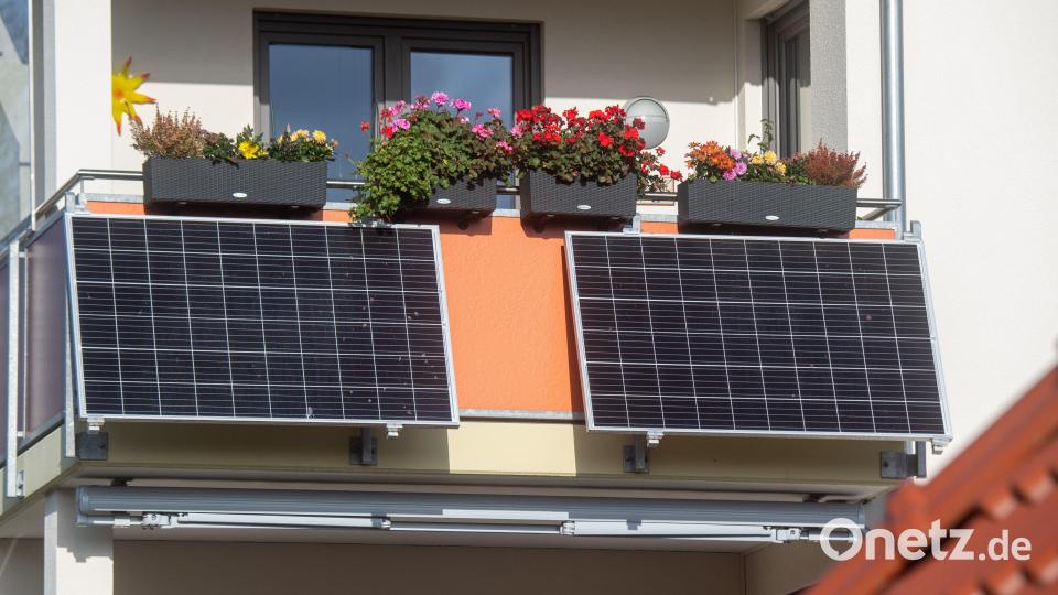Solarmodule für ein „Balkonkraftwerk“ hängen an einem Balkon. Die Grünen haben im Stadtrat einen Antrag auf Förderung gestellt. Symbolbild: Stefan Sauer/dpa