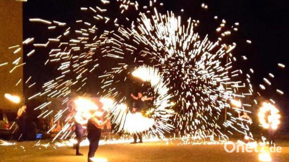Gespannt auf die Romatik-Feuershow von Public Surprise Archivbild: omu