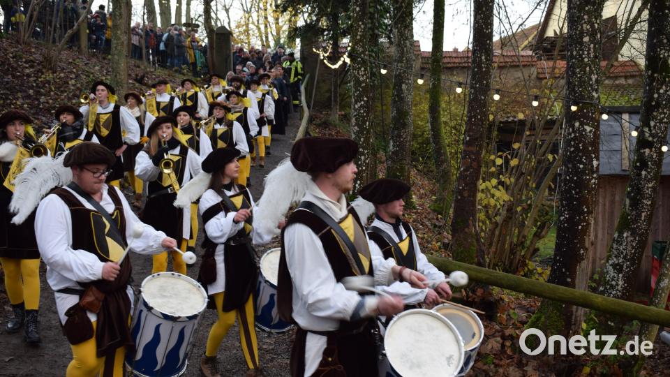 Der Fanfarenzug der Kolpingfamilie aus Tännesberg begleiteten das Christkind. Bild: bnr