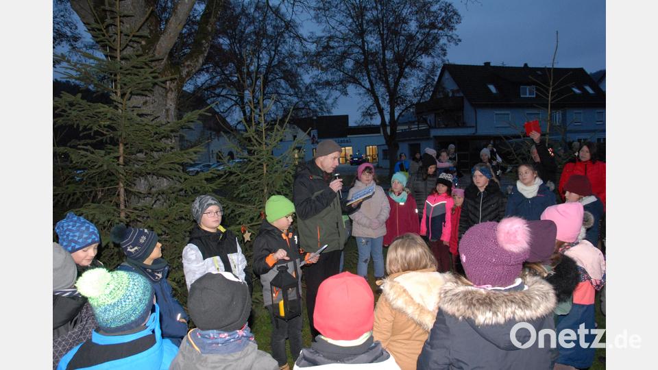 Die Eröffnung des Sternenwegs mit Pfarrer Werner Sulzer gestalteten die Schulkinder mit. Bild: pop