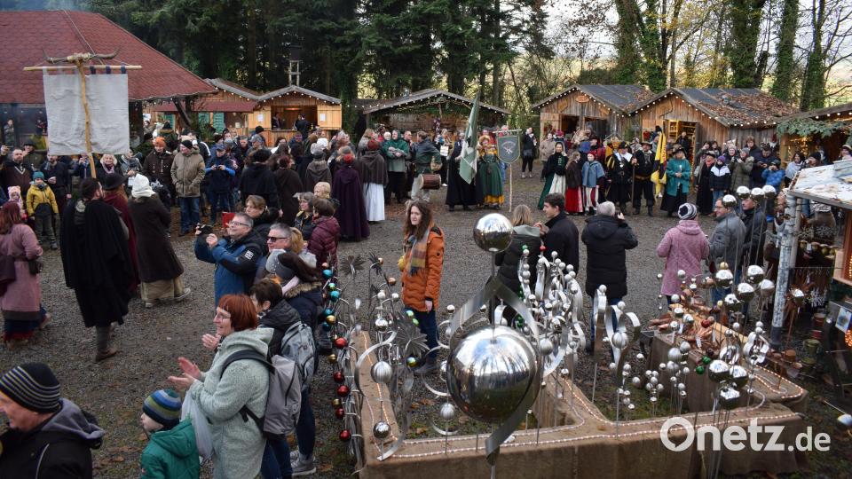 Über 1000 Gäste kamen zur Eröffnung der 16. Auflage des Gutenecker Weihnachtsmarktes. Bild: bnr